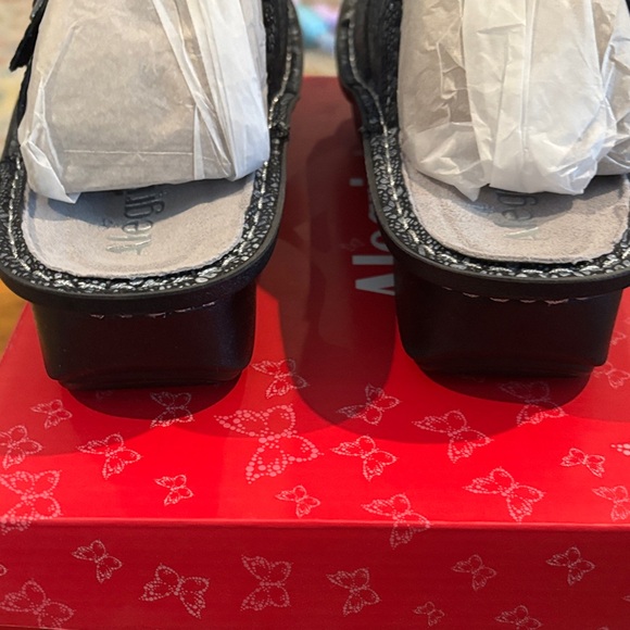 Alegria new in box  Black Lace Sandals - Picture 3 of 9